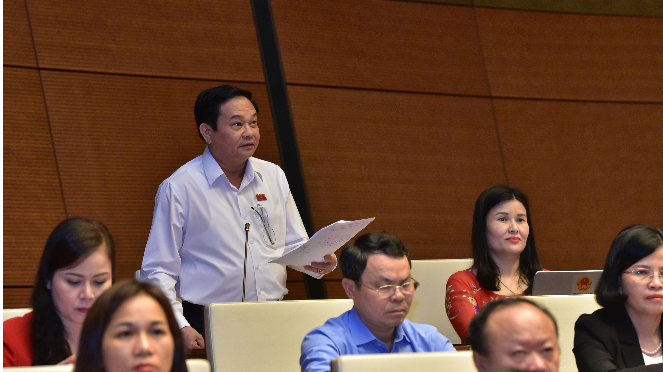 Đại biểu Nguyễn Văn Sơn tham gia phát biểu ý kiến