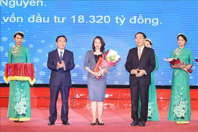 Doanh nghiệp nhận quyết định phê duyệt chủ trương đầu tư, giấy chứng nhận đăng ký đầu tư vào tỉnh Thái Nguyên tại Hội nghị xúc tiến đầu tư tỉnh Thái Nguyên năm 2018