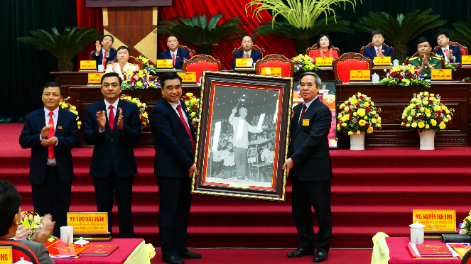 Trưởng ban Kinh tế Trung ương Nguyễn Văn Bình tặng đại hội bức ảnh Chủ tịch Hồ Chí Minh kính yêu