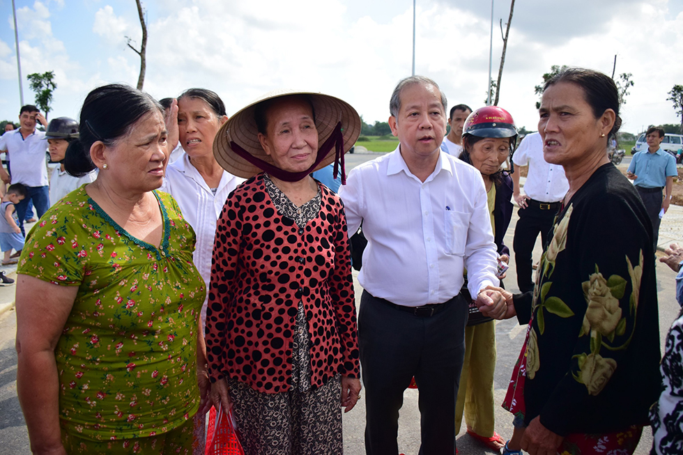 Chủ tịch UBND tỉnh Phan Ngọc Thọ trò chuyện với người dân Thượng Thành trong một lần cùng họ tham quan khu tái định cư Hương Sơ - Nguồn: baothuathienhue.vn