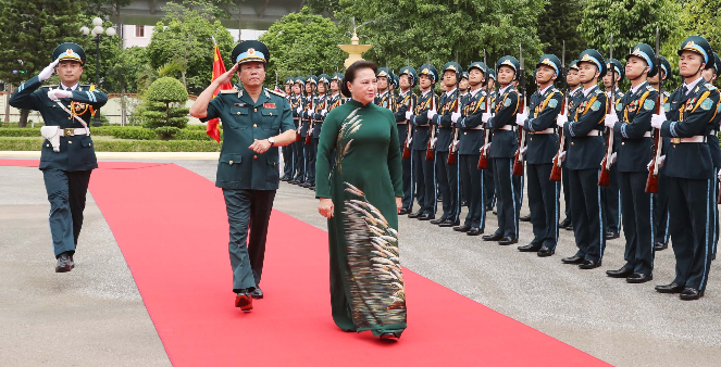Chủ tịch Quốc hội Nguyễn Thị Kim Ngân duyệt đội danh dự QĐND Việt Nam
