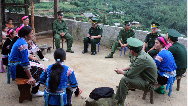 Cán bộ, chiến sỹ Đồn biên phòng Dào San tuyên truyền công tác phòng, chống COVID đến đồng bào địa phương