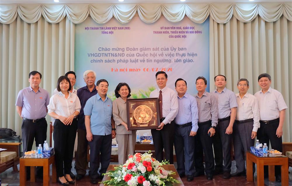 Đại diện Ủy ban Văn hóa, Giáo dục, Thanh niên, Thiếu niên và Nhi đồng trao quà lưu niệm tặng Hội Thánh Tin lành Việt Nam (miền Bắc)