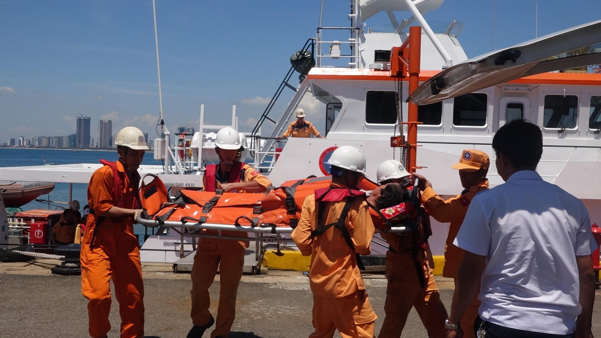 Tàu SAR 412 đã đưa bệnh nhân về đến Đà Nẵng an toàn để tiến hành bàn giao cho cơ quan chức năng theo quy định