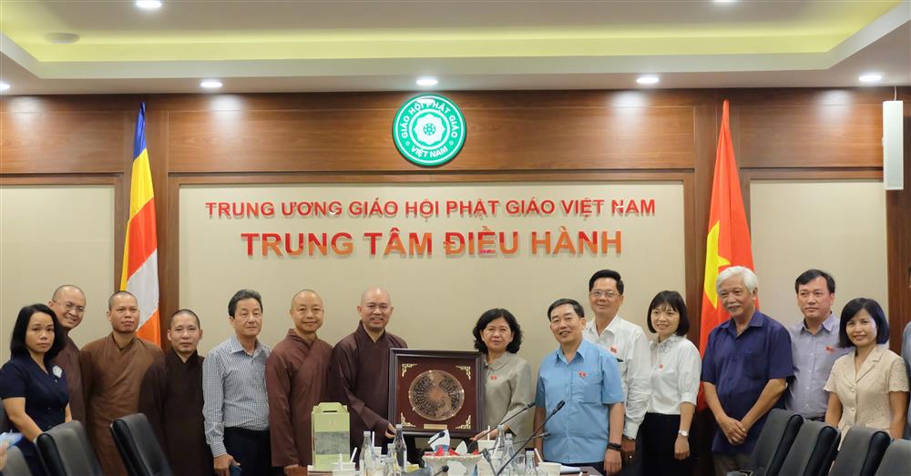 Nhân dịp này, Ủy ban Văn hóa, Giáo dục, Thanh niên, Thiếu niên và Nhi đồng trao quà lưu niệm tặng Giáo hội Phật giáo Việt Nam 