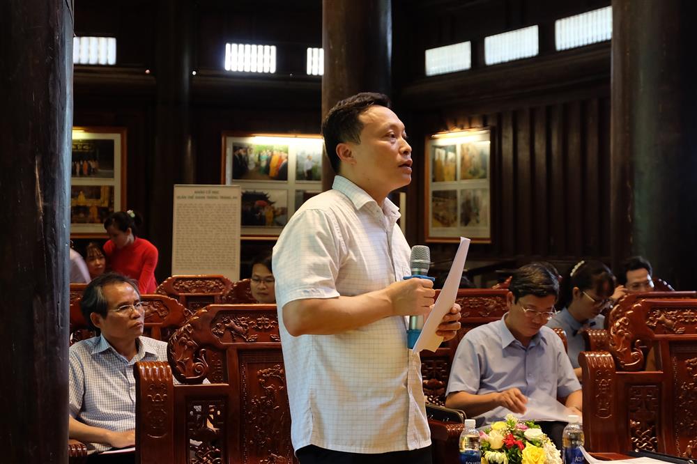 Phó Chủ tịch UBND huyện Gia Viễn Ngô Hùng Khánh báo cáo với Đoàn giám sát