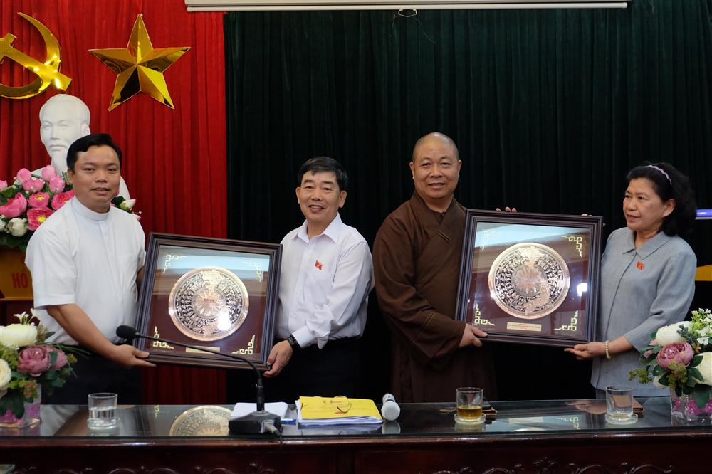 Đại diện Ủy ban Văn hóa, Giáo dục, Thanh niên, Thiếu niên và Nhi đồng tặng quà lưu niệm cho đại diện các tổ chức tôn giáo tại Ninh Bình