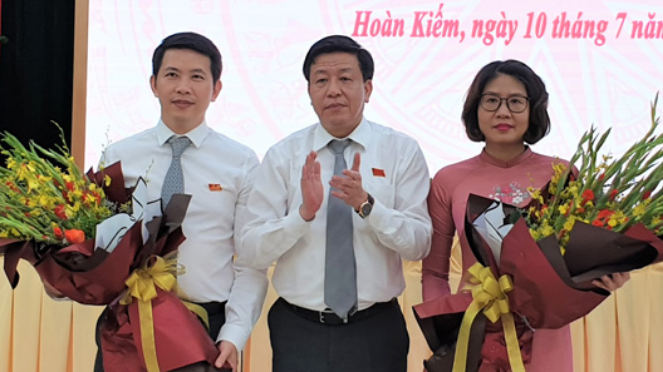  Bí thư Quận ủy, Chủ tịch HĐND Quận Hoàn Kiếm tặng hoa chúc mừng ông Phạm Tuấn Long, bà Phạm Thị Thu Thuỷ 