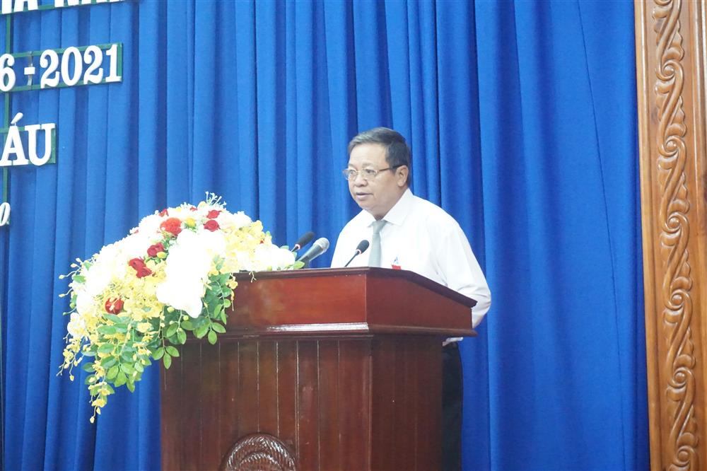 Phó Bí thư Tỉnh ủy, Chủ tịch UBND tỉnh Nguyễn Xuân Đôngtrình bày Báo cáo tình hình phát triển kinh tế - xã hội 6 tháng đầu năm