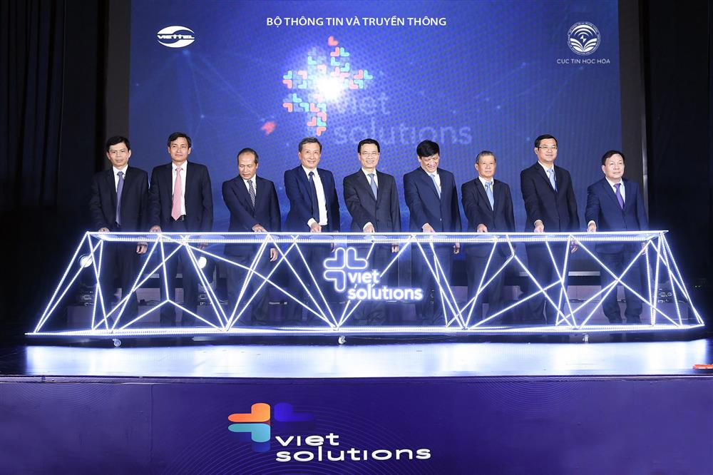 Các đại biểu bấm nút phát động Cuộc thi tìm kiếm giải pháp chuyển đổi số Việt Nam – Viet Solutions 2020