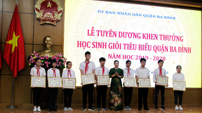 Phó Vụ trưởng Vụ Giáo dục Tiểu học Bộ GD - ĐT Trịnh Hoài Thu trao thưởng cho học sinh giỏi tiêu biểu.