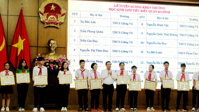 Giám đốc Sở GD - ĐT Hà Nội Chử Xuân Dũng trao thưởng cho học sinh giỏi tiêu biểu.