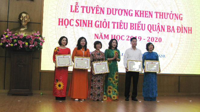 Lãnh đạo UBND quận Ba Đình trao thưởng cho 5 tập thể tiêu biểu.