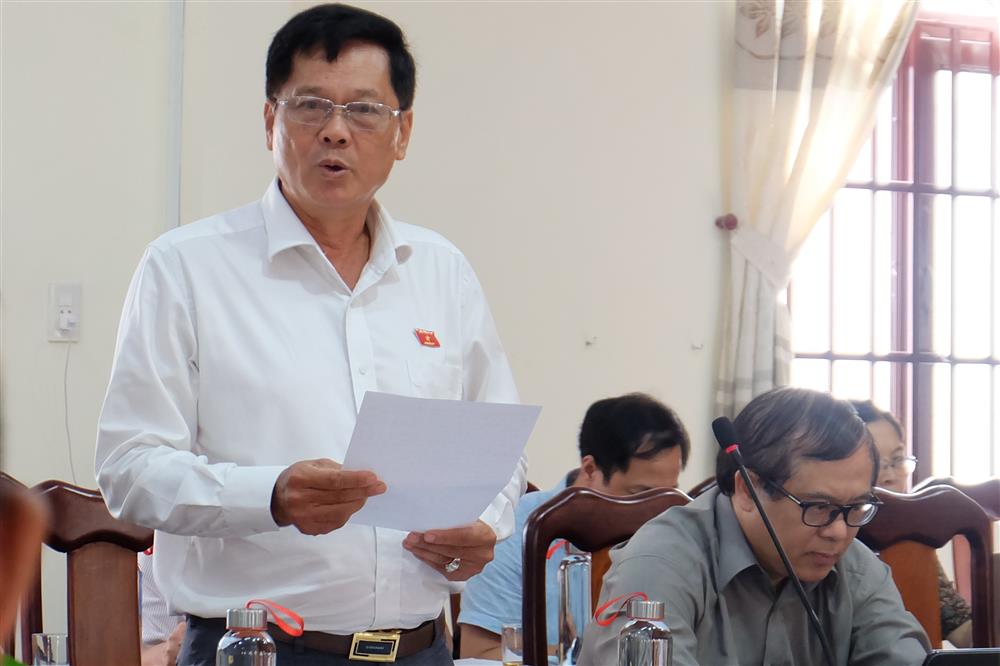 Phó Trưởng đoàn ĐBQH tỉnh Vĩnh Long Lưu Thành Công quan tâm tới việc tập huấn đại trà cho giáo viên, bởi chỉ còn chưa đầy 2 tháng nữa là bước vào năm học mới