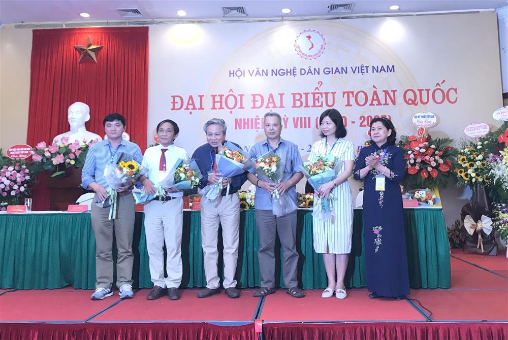Phó Chủ nhiệm Ủy ban Văn hóa, Giáo dục, Thanh niên, Thiếu niên và Nhi đồng Hoàng Thị Hoa tặng hoa chúc mừng Ban Kiểm tra nhiệm kỳ VIII.