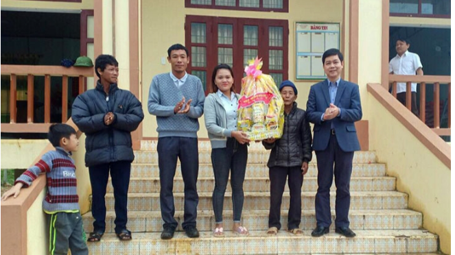 Bí thư Huyện ủy Tuyên Hóa Lê Công Hữu thăm và tặng quà Tết 2020 đồng bào Mã Liềng ở xã Lâm Hóa