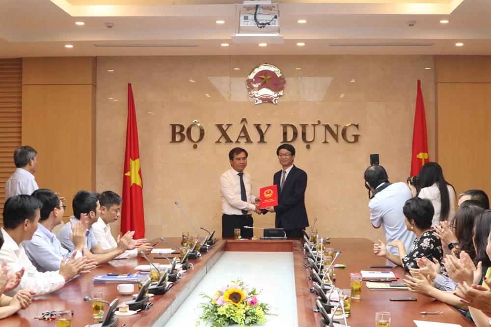 Thứ trưởng Bộ Xây dựng Lê Quang Hùng trao Quyết định bổ nhiệm Cục trưởng Cục Phát triển đô thị cho ông Trần Quốc Thái