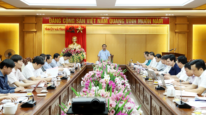 Thường trực Tỉnh ủy Hà Tĩnh làm việc với Ban thường vụ Huyện ủy Hương Sơn về phát triển kinh tế xã hội