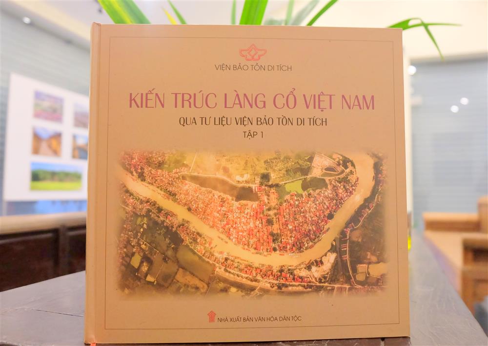  Ấn phẩm Kiến trúc làng cổ Việt Nam qua tư liệu Viện Bảo tồn di tích - tập 1 cũng được giới thiệu tới độc giả
