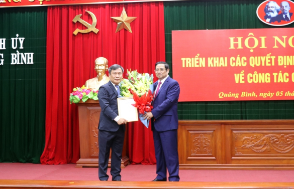 Trưởng Ban tổ chức TƯ Phạm Minh Chính trao Quyết định điều động Bí thư Tỉnh ủy Quảng Bình