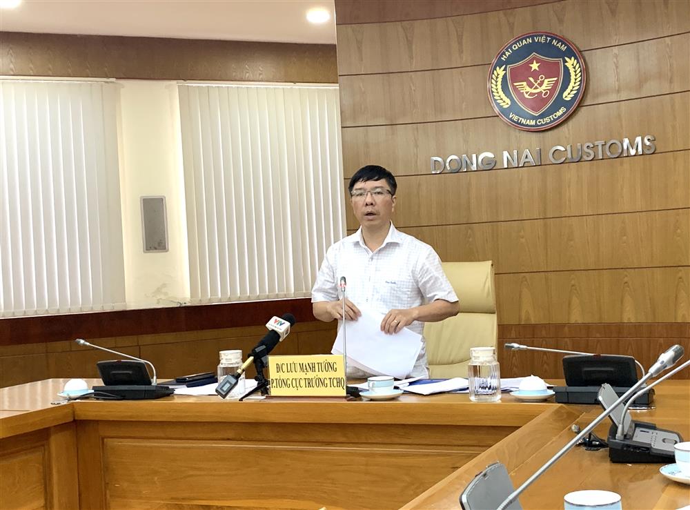  Phó Tổng cục trưởng Hải quan Lưu Mạnh Tưởng cho ý kiến tại buổi đối thoại với doanh nghiệp.