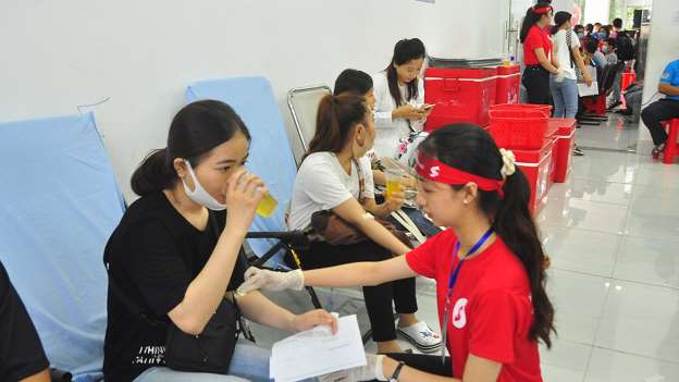 Tình nguyện viên hỗ trợ người hiến máu