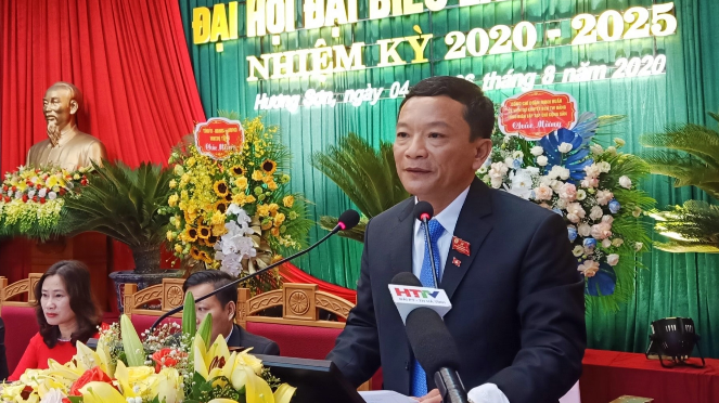 Bí thư Huyện ủy Trần Văn Kỳ trình bày báo cáo chính trị tại Đại hội