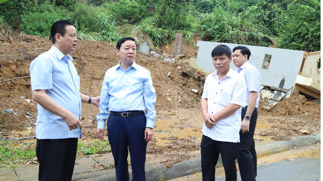 Bộ trưởng Trần Hồng Hà thị sát một điểm sạt lở của TP Hà Giang