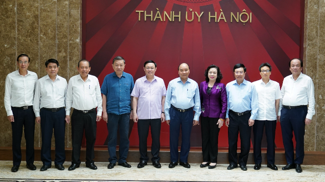 Thủ tướng Nguyễn Xuân Phúc chụp hình lưu niệm cùng đại biểu tham dự Hội nghị