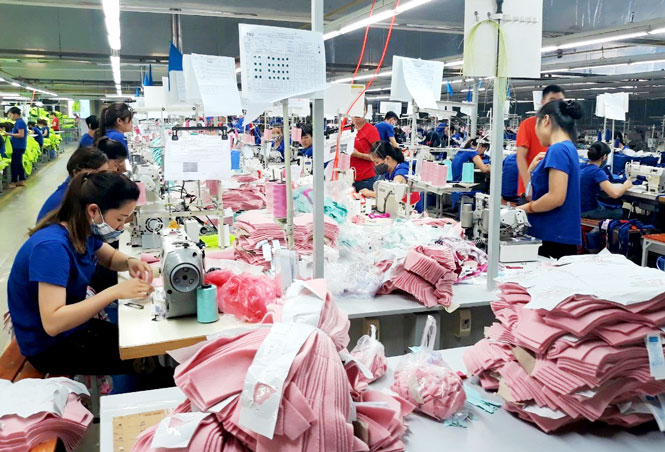 Sản xuất hàng may mặc tại Chi nhánh TNG Đại Từ (thuộc Công ty CP Đầu tư và Thương mại TNG), nằm trong Cụm công nghiệp Phú Lạc 2, xã Tiên Hội, huyện Đại Từ.