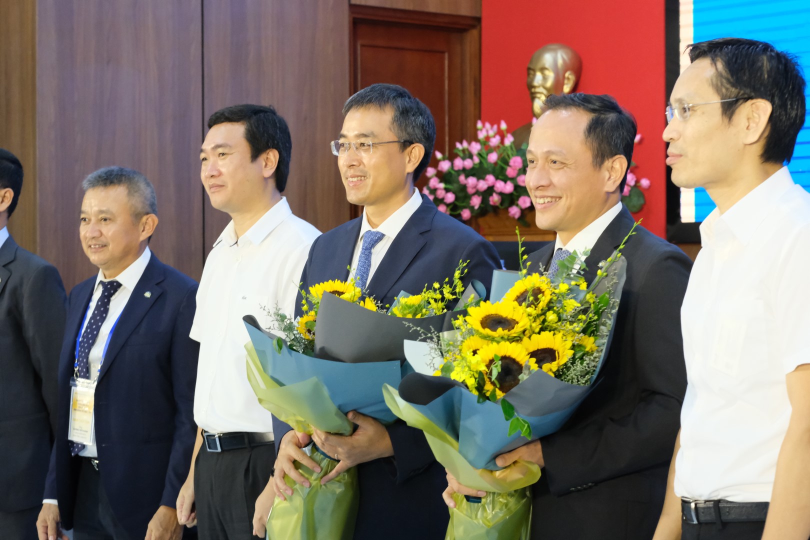 Ông Đặng Ngọc Hoà, ông Lê Hồng Hà và ông Tomoji Ishi được Đại hội đề cử làm Thành viên HĐQT