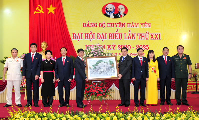 Đồng chí Phó Bí thư Thường trực Tỉnh ủy​ Nguyễn Hồng Thắng tặng Đại hội hoa và bức tranh Tượng đài Bác Hồ với nhân dân các dân tộc tỉnh Tuyên Quang.