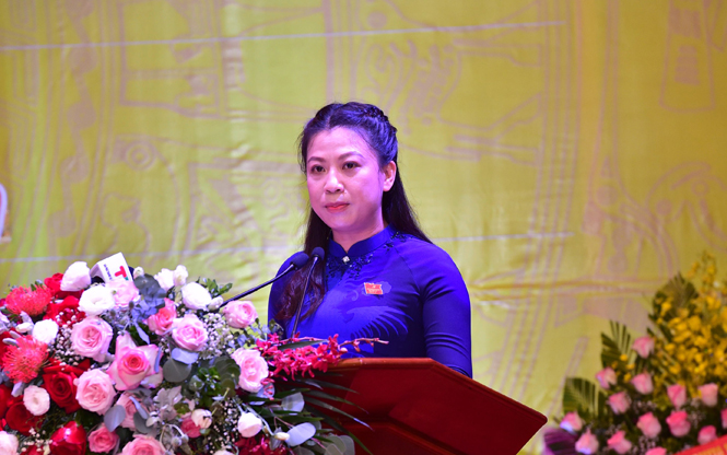 Đồng chí Bí thư Thành ủy Lê Thị Kim Dung trình bày báo cáo chính trị.