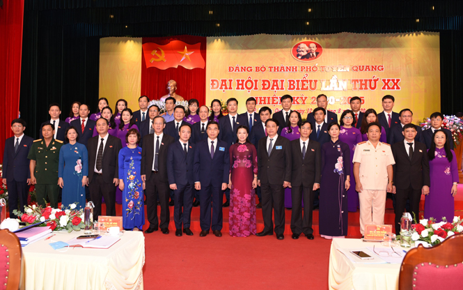 Ban Chấp hành Đảng bộ thành phố Tuyên Quang khóa XX ra mắt đại hội.