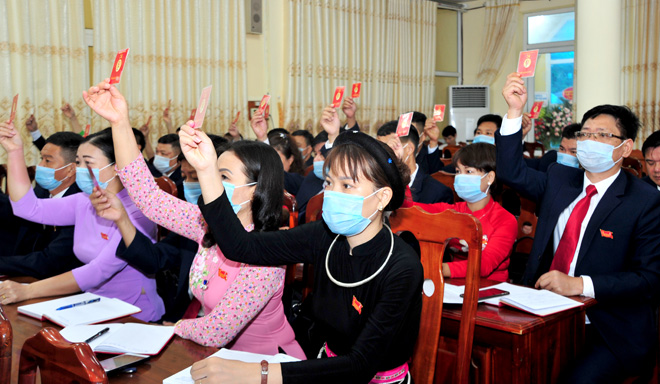  Đại biểu biểu quyết thông qua Nghị quyết Đại hội đại biểu Đảng bộ huyện Hàm Yên  lần thứ XXI, nhiệm kỳ 2020-2025
