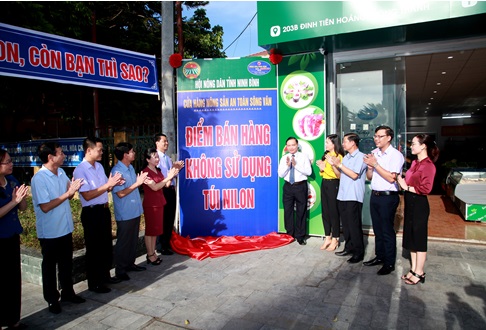 Hội Nông dân tỉnh Ninh Bình tổ chức gắn biển “điểm bán hàng không sử dụng túi nilon”