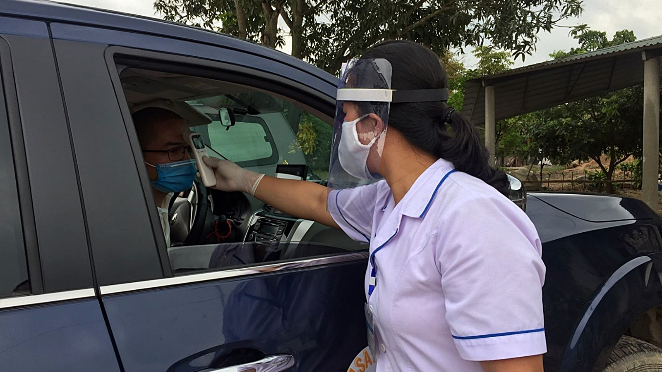 Cán bộ ngành y tế Quảng Bình kiểm tra thân nhiệt tài xế phương tiện lưu thông qua địa bàn