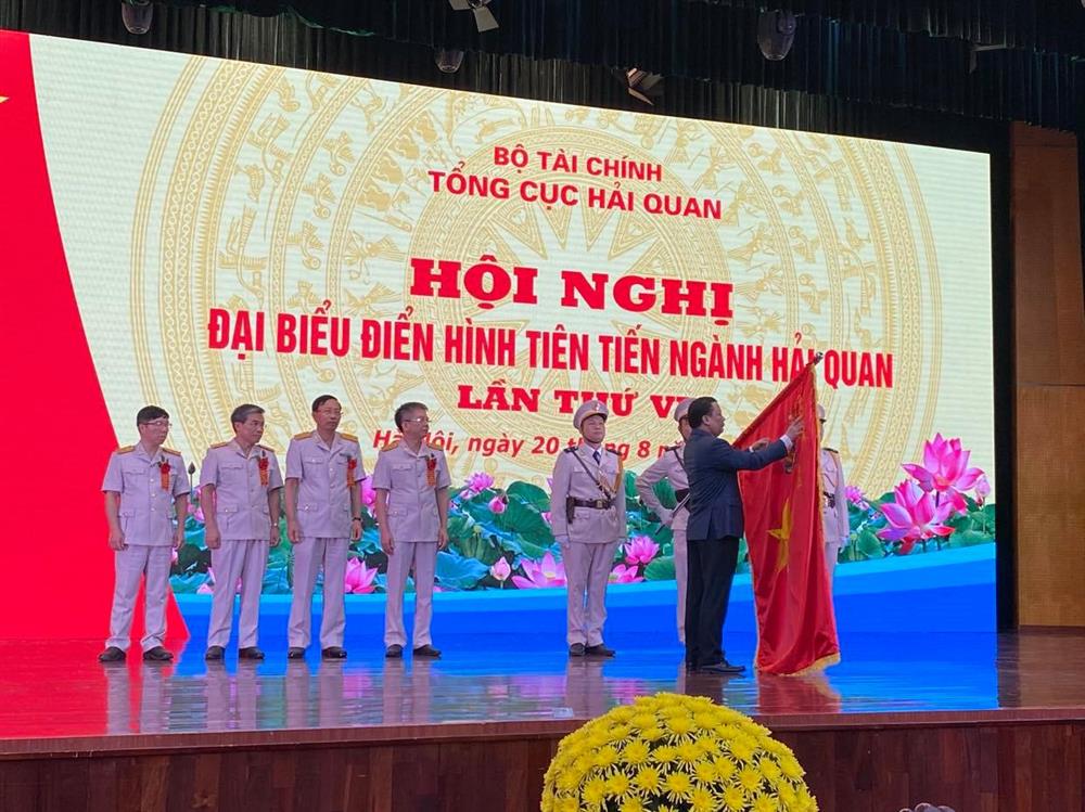 Thừa ủy quyền, Bộ trưởng Bộ Tài chính Đinh Tiến Dũng trao Huân chương lao động hạng Nhất cho tập thể lãnh đạo Tổng cục Hải quan. 