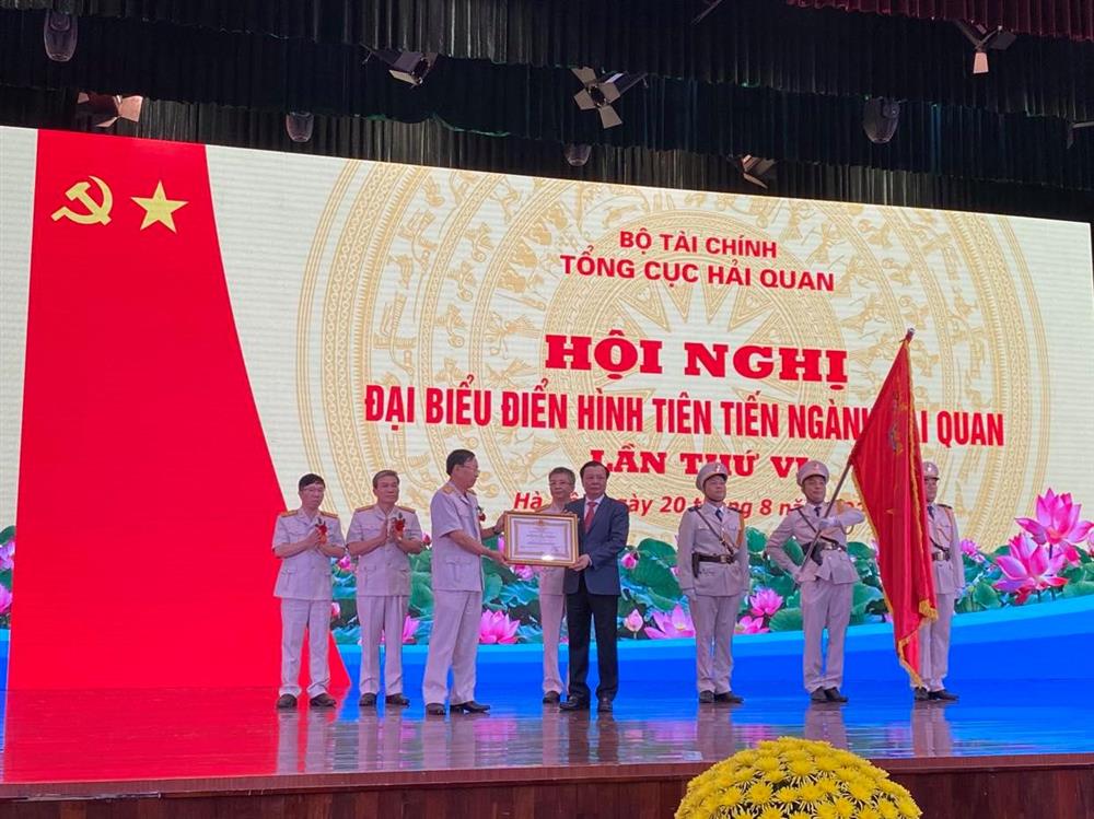 Thừa ủy quyền, Bộ trưởng Bộ Tài chính Đinh Tiến Dũng trao Huân chương lao động hạng Nhất cho tập thể lãnh đạo Tổng cục Hải quan