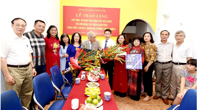 Phó Bí thư Quận uỷ, Chủ tịch UBND quận Phạm Tuấn Long đã trao quyết định của Thành ủy và Huy hiệu 70 năm tuổi đảng cho đồng chí đảng viên Trần Xuân Phối.