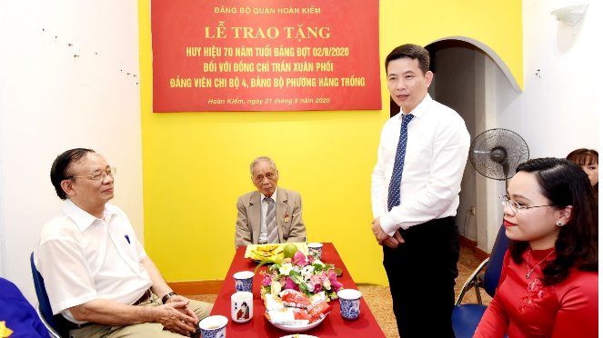 Phó Bí thư Quận uỷ, Chủ tịch UBND quận Hoàn Kiếm phát biểu tại buổi trao Huy hiệu Đảng