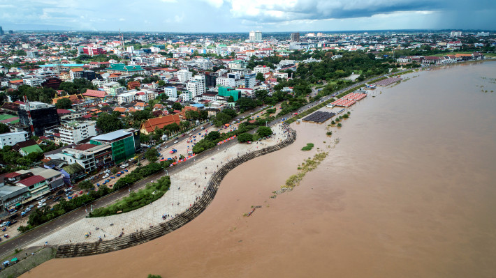 Một chợ đêm dọc sông Mekong ở Vientianne, Lào, bị lũ nhấn chìm vào sáng 20.8.2018