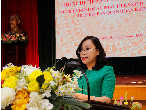 Trưởng Ban Kinh tế - Xã hội HĐND quận Hoàn Kiếm Trịnh Ngọc Trâm trình bày đề án tại hội nghị.