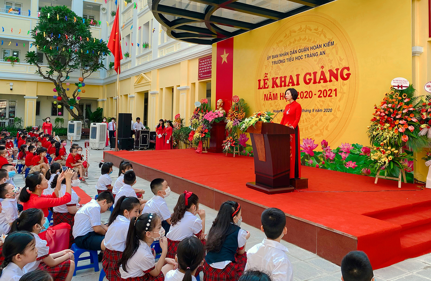 Hiệu trưởng trường Tiểu học Tràng An Trần Thị Bích Liên phát biểu tại lễ khai giảng năm học mới