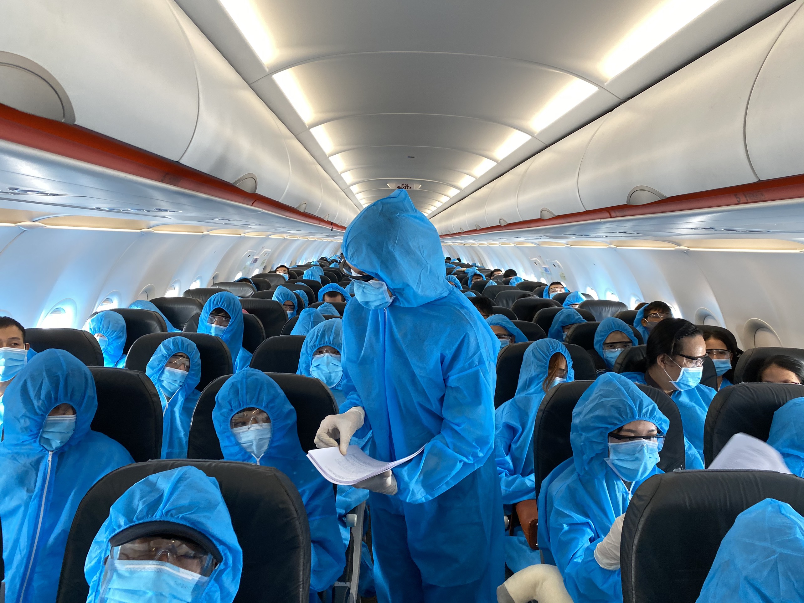 Toàn bộ hành khách và phi hành đoàn được đo thân nhiệt, trang bị đồ bảo hộ toàn thân trong suốt hành trình bay