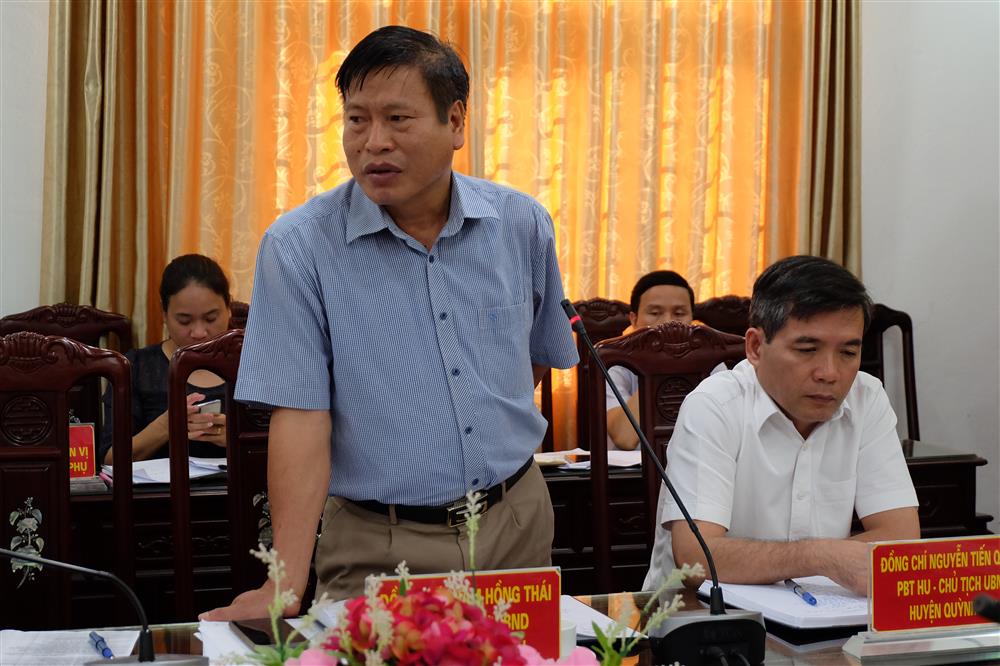 Phó Chủ tịch UBND huyện Quỳnh Phụ Phạm Hồng Thái báo cáo với Đoàn giám sát