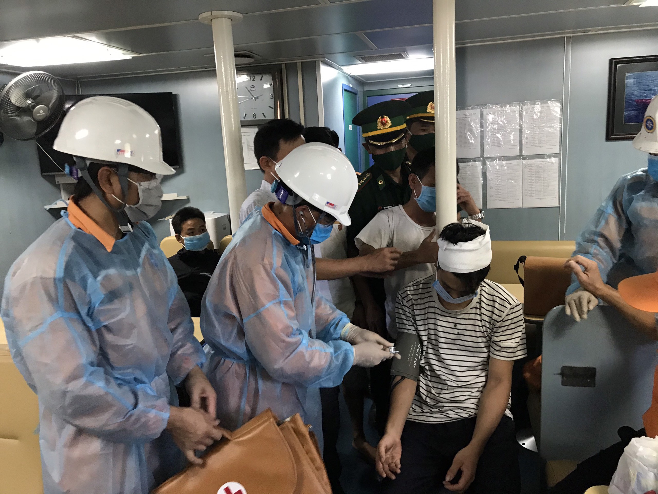 Tàu SAR 411 đã tiếp nhận thuyền viên bị nạn sang tàu và tiến hành chăm sóc y tế, sơ cứu ban đầu cho nạn nhân