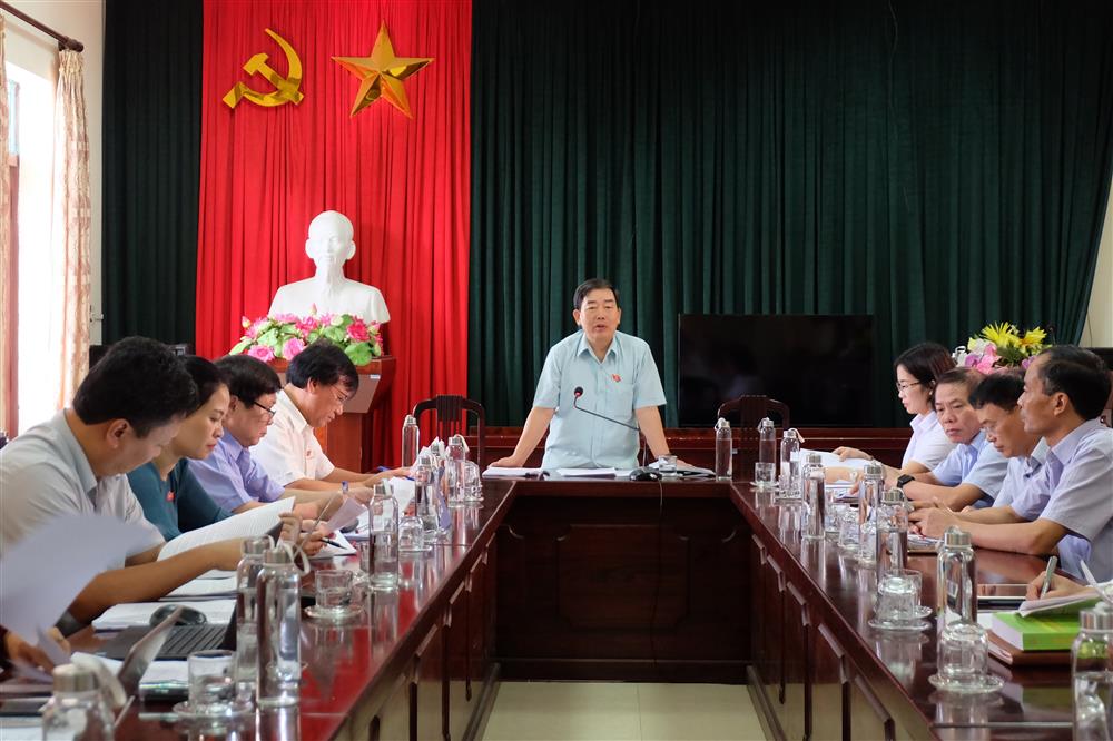 Phó Chủ nhiệm Ủy ban Văn hóa, Giáo dục, Thanh niên, Thiếu niên và Nhi đồng Nguyễn Văn Tuyết chủ trì buổi làm việc