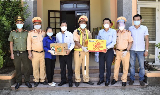 Lãnh đạo Ủy ban MTTQ Việt Nam thành phố Đà Nẵng  trao hỗ trợ hàng hóa, nhu yếu phẩm cho Trạm Cảnh sát giao thông cửa ô Hòa Nhơn (huyện Hòa Vang)