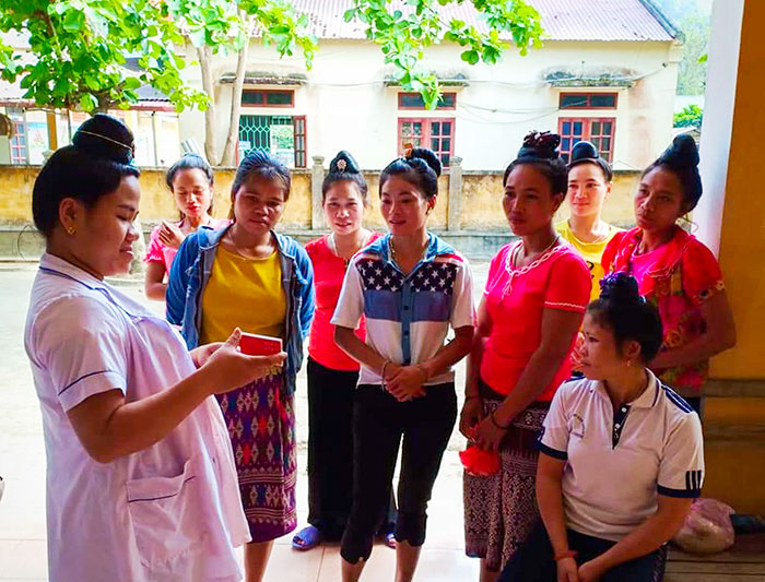 Cán bộ dân số xã Pa Thơm (huyện Ðiện Biên) tuyên truyền chính sách dân số - kế hoạch hóa gia đình cho phụ nữ trên địa bàn xã.